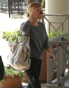 Шарлиз Терон, фото 6151. Charlize Theron and her friend leaving a gym after a work out in Hollywood,Feb26, foto 6151